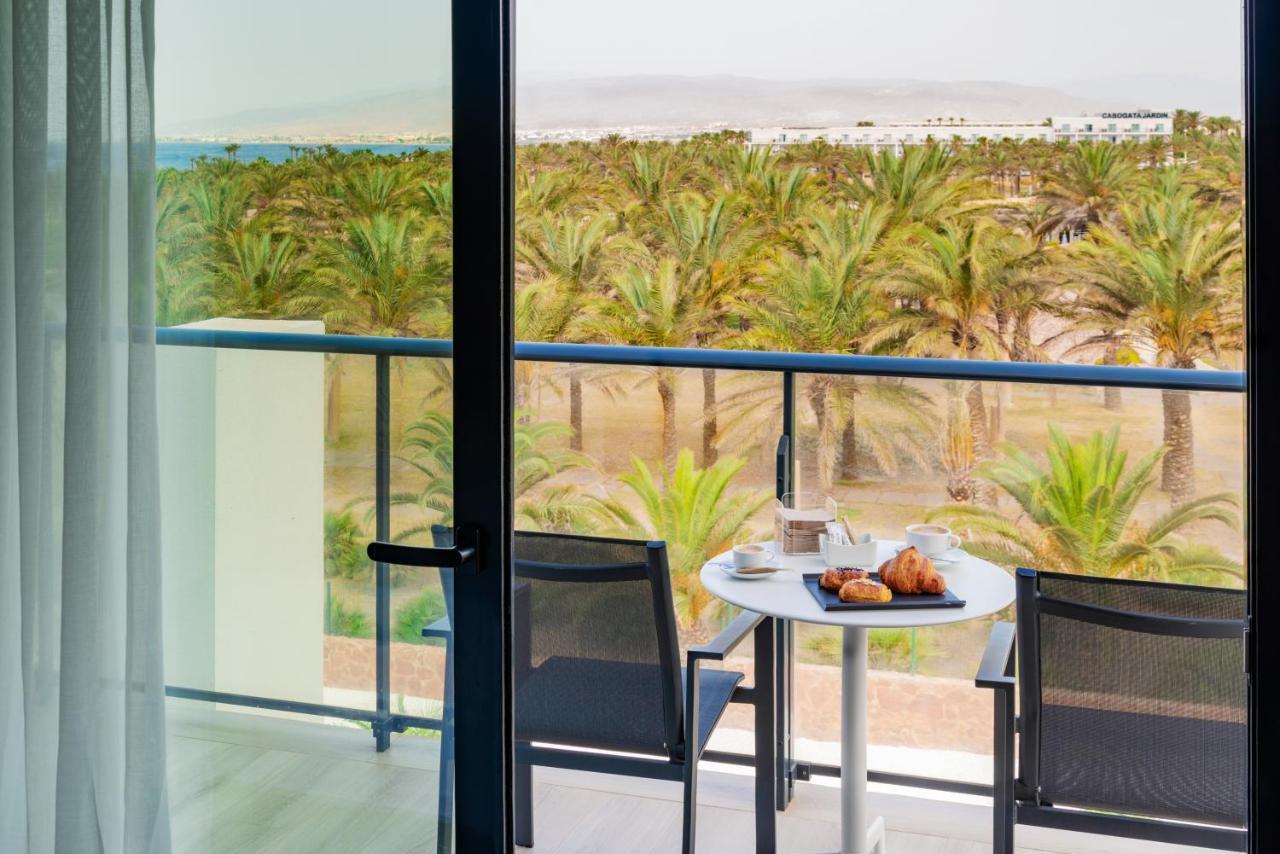 Cabogata Beach Hotel Retamar  Eksteriør billede A balcony at the hotel