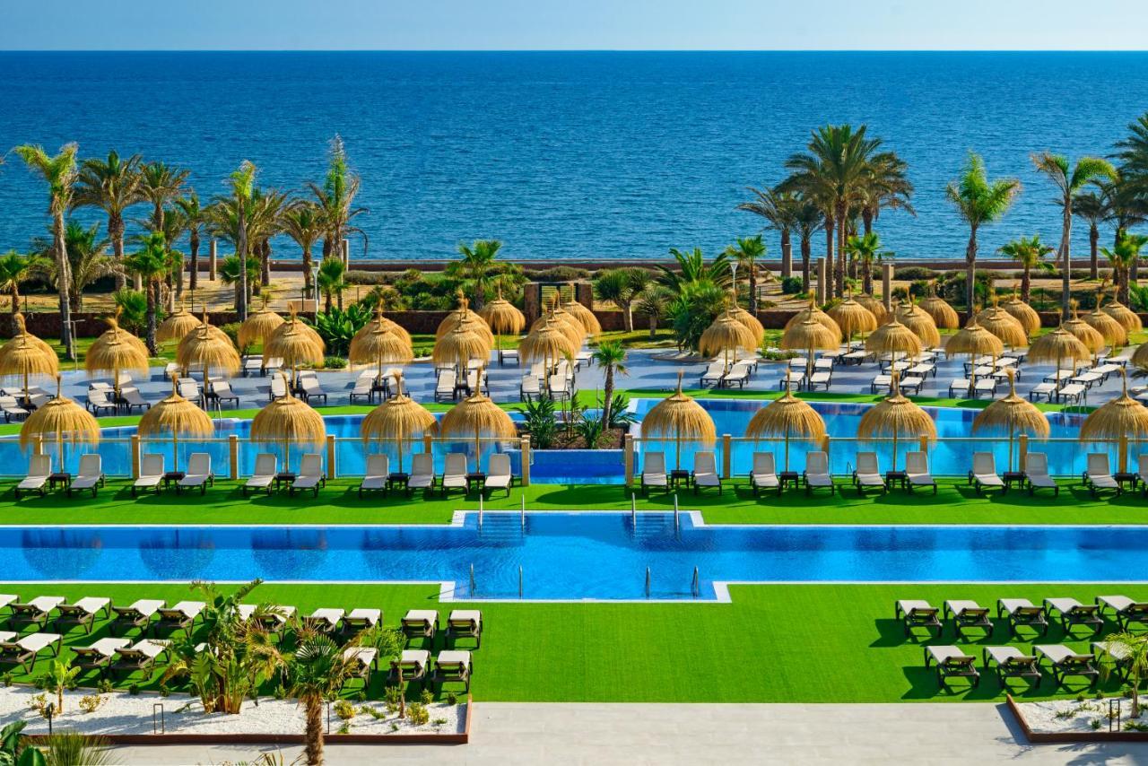 Cabogata Beach Hotel Retamar  Eksteriør billede The resort's pool area