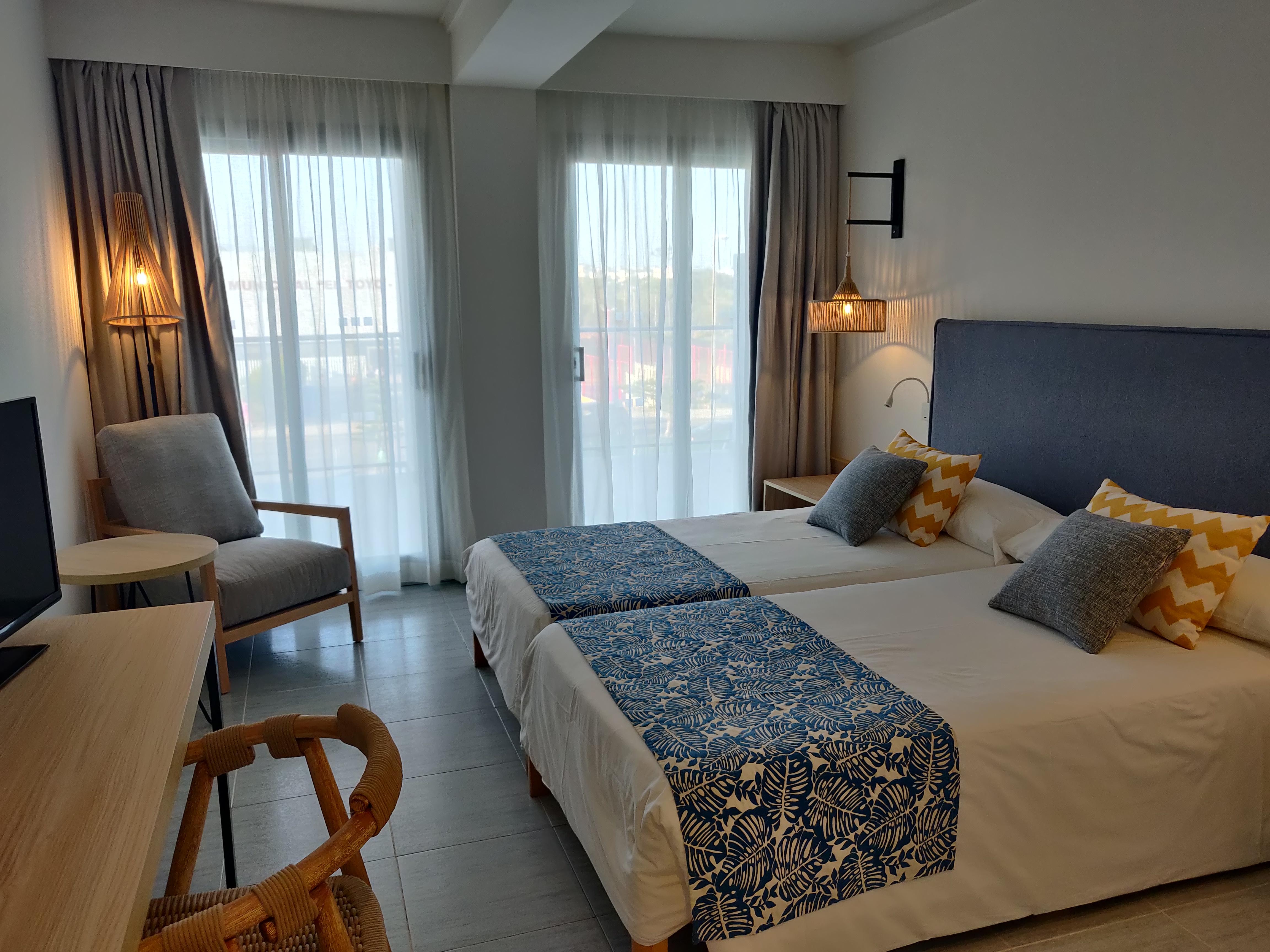 Cabogata Beach Hotel Retamar  Eksteriør billede A room at the hotel