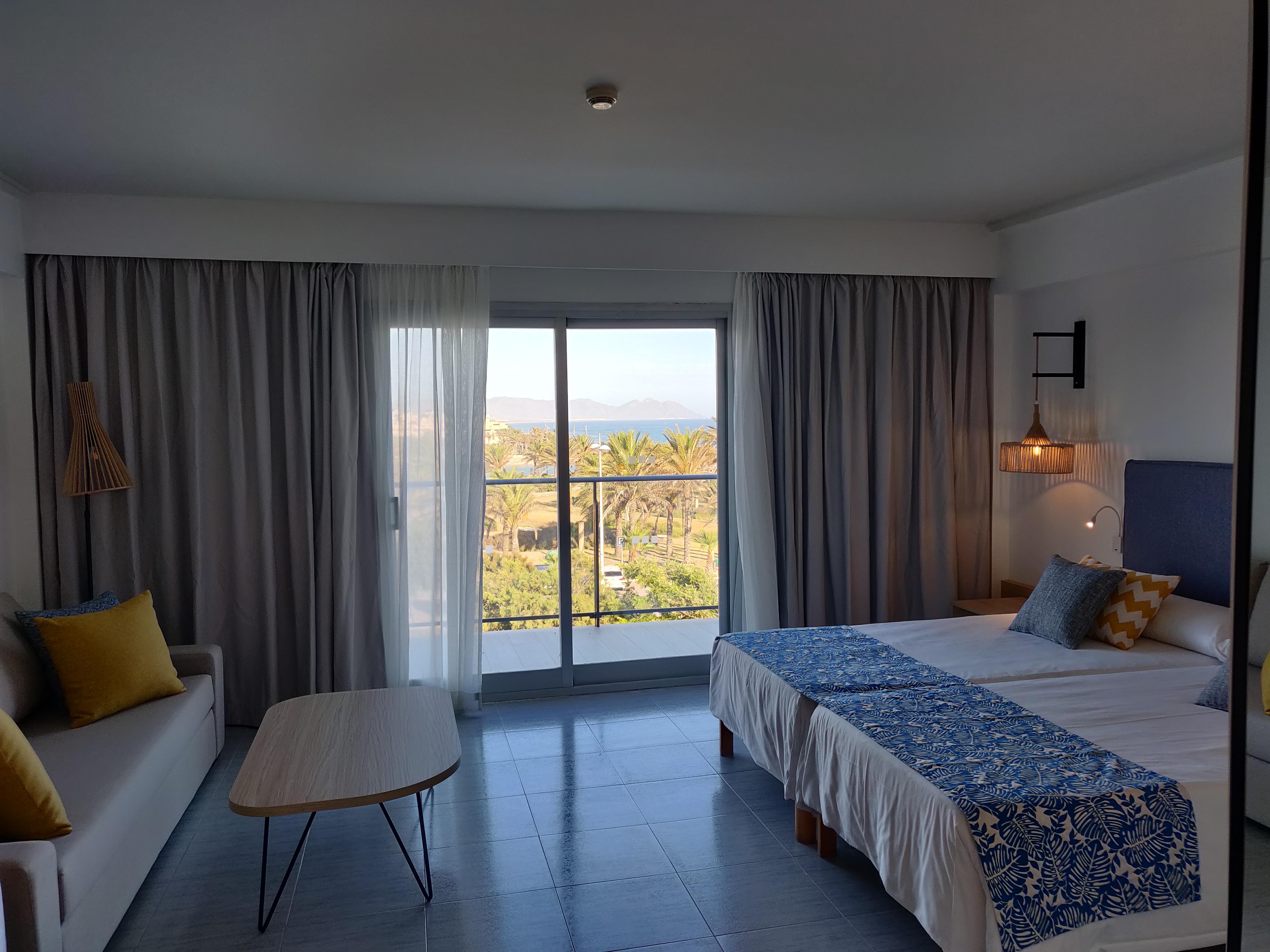 Cabogata Beach Hotel Retamar  Eksteriør billede A room at the hotel