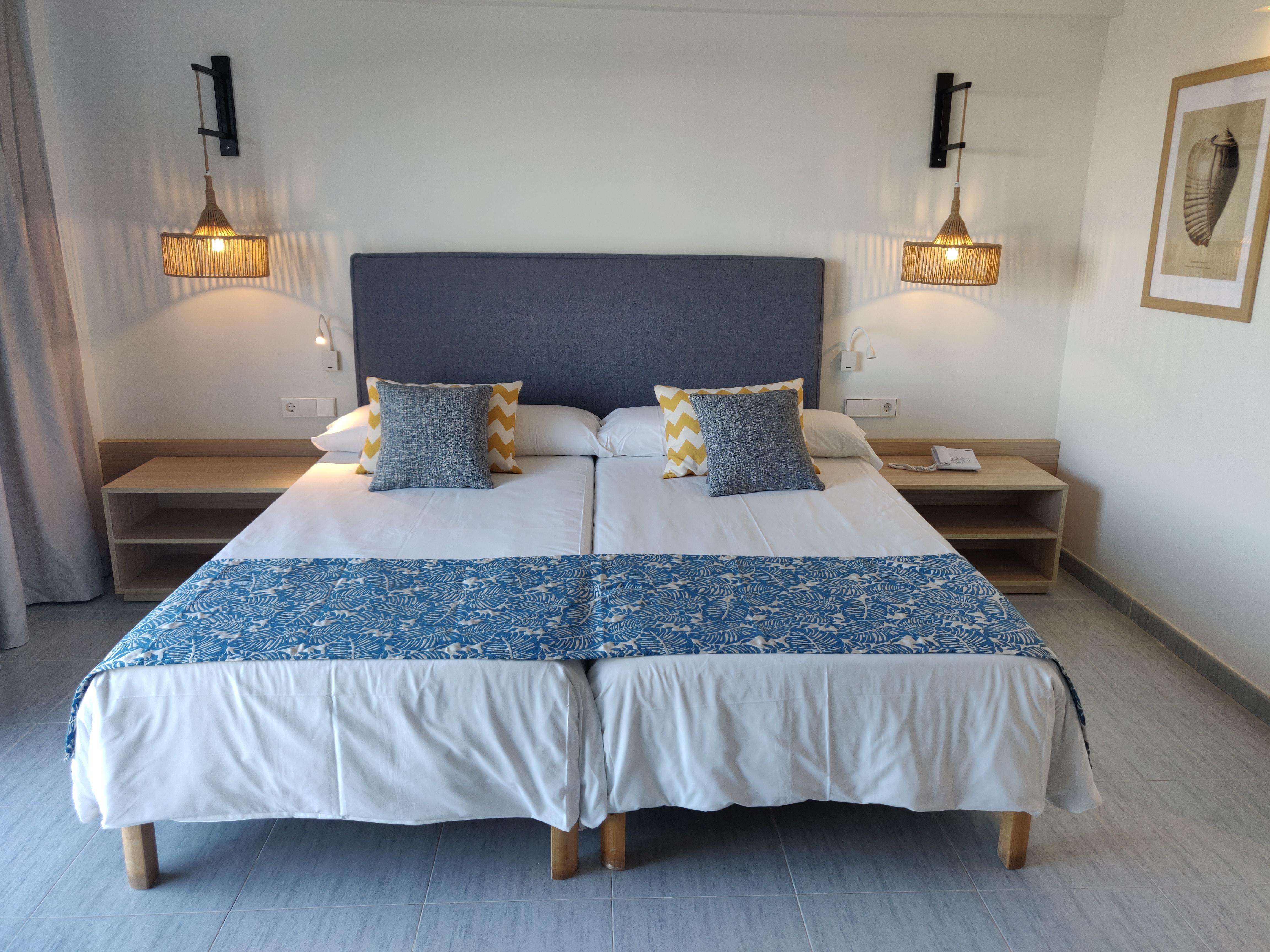 Cabogata Beach Hotel Retamar  Eksteriør billede A bedroom at the hotel