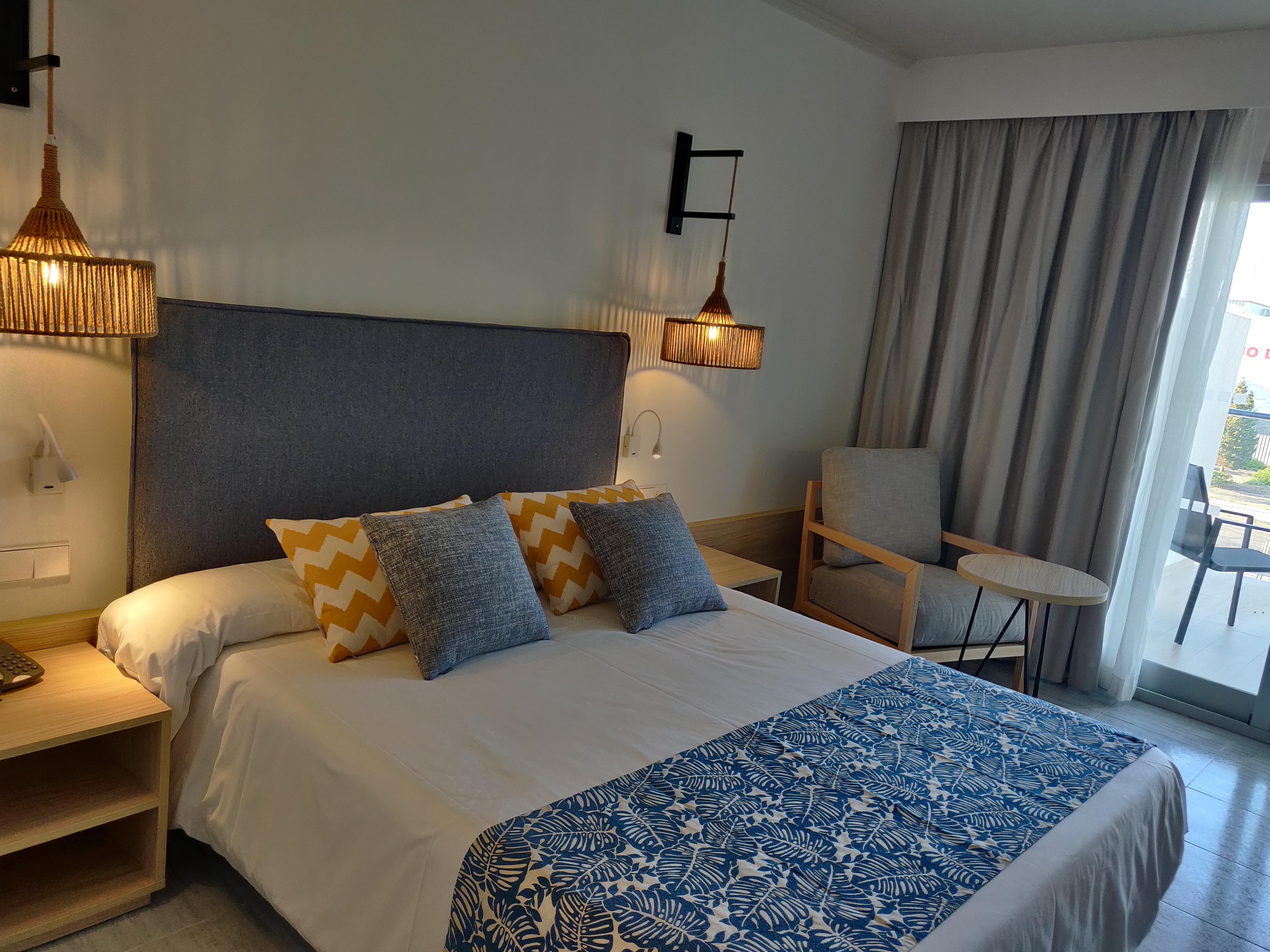 Cabogata Beach Hotel Retamar  Eksteriør billede A bedroom in a hotel
