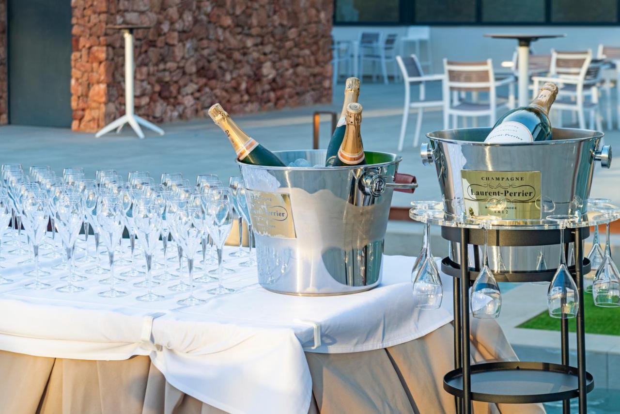 Cabogata Beach Hotel Retamar  Eksteriør billede Champagne bottles in champagne buckets